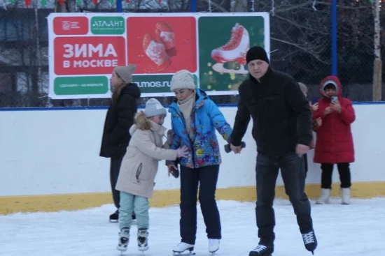 Для участников проекта «Семейные спортивные игры» в ЮЗАО подготовили зимний маршрут и полосу препятствий