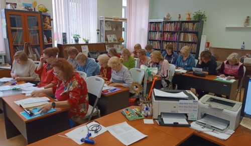 Новый язык в старшем возрасте. В ЮЗАО участники «Московского долголетия» учат английский