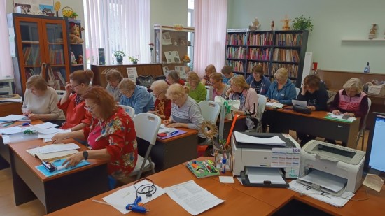 Новый язык в старшем возрасте. В ЮЗАО участники «Московского долголетия» учат английский