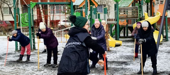 Члены молодежной палаты Теплого Стана провели зарядку для «долголетов»