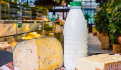 Участница ярмарки в Басманном районе отправляет бойцам СВО сыр, йогурты, выпечку