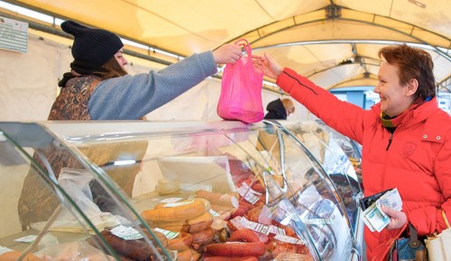 Участник столичной ярмарки отправил тушенку для фронта