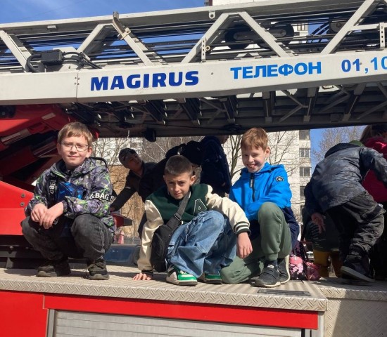 Юные москвичи побывали в гостях у пожарных