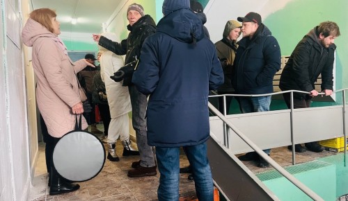 В Теплом Стане глава управы осмотрел дом на Ленинском проспекте