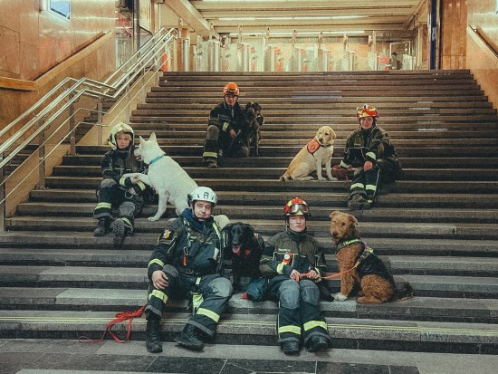 Кинологи Пожарно-спасательного центра впервые провели тренировку в столичном метро