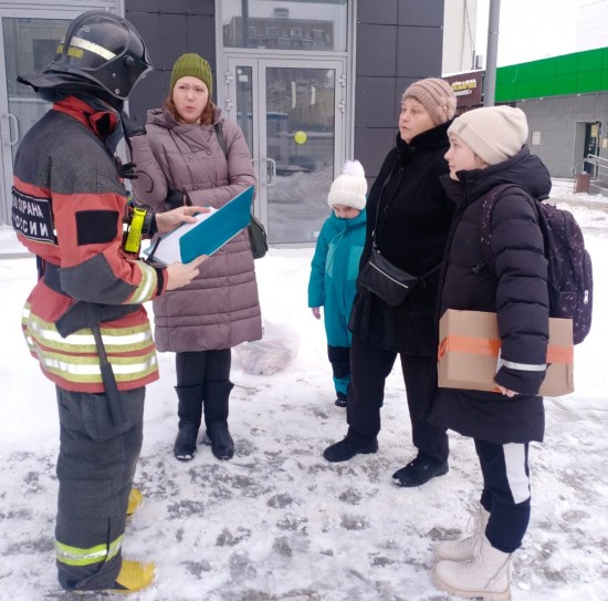 Пожарные ЮЗАО проводят профилактические мероприятия среди населения