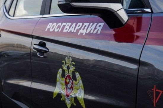 Росгвардейцы задержали двух мужчин с наркотиками на Большой Юшуньской улице