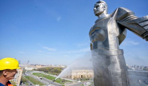 Памятник Юрию Гагарину промыли на Ленинском проспекте