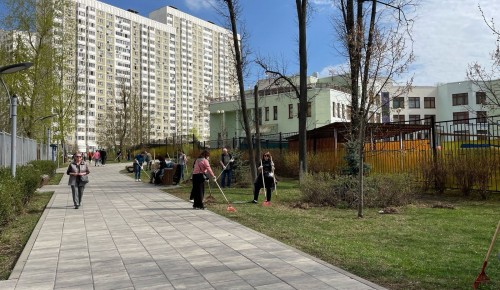 Сквер на улице Новаторов привели в порядок жители во время субботника