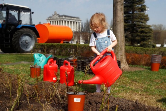Розы, груши и пчелы: субботник прошел на ВДНХ