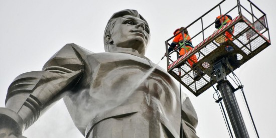 Специалисты коммунальных служб очистили памятник Юрию Гагарину на Ленинском проспекте