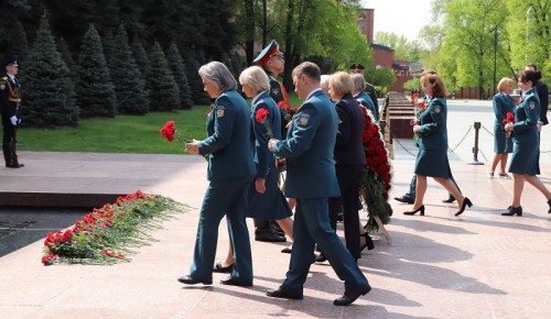 Сотрудники налоговой почтили память защитников отечества в Александровском саду