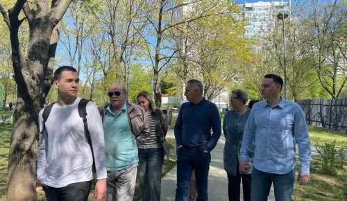Глава управы Обручевского района провел обход территории по улицам Академика Челомея и Воронцовские пруды