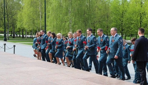 Сотрудники налоговой службы возложили цветы к Могиле Неизвестного Солдата