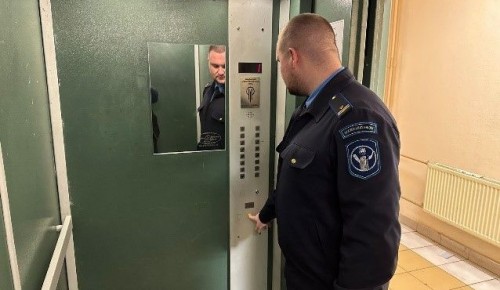 В доме на Севастопольском проспекте устранили неполадки с лифтом после жалобы жильцов