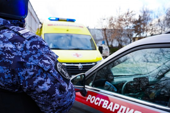 Столичные росгвардейцы помогли пенсионеру, упавшему на улице
