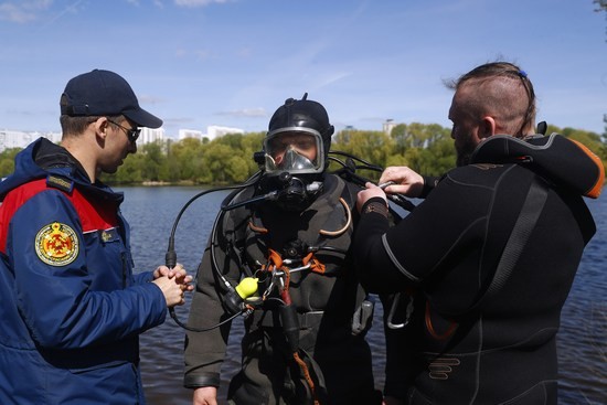 Первые на пляже: водолазы проверяют излюбленные места для купания москвичей