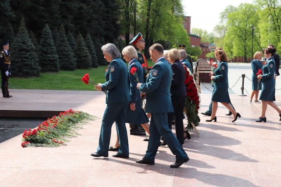 Сотрудники налоговой почтили память защитников отечества в Александровском саду
