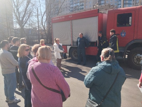 Пожарные поделились опытом с жителями ЮЗАО