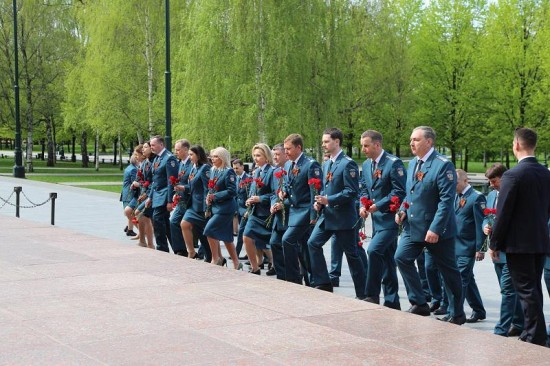 Сотрудники налоговой службы возложили цветы к Могиле Неизвестного Солдата