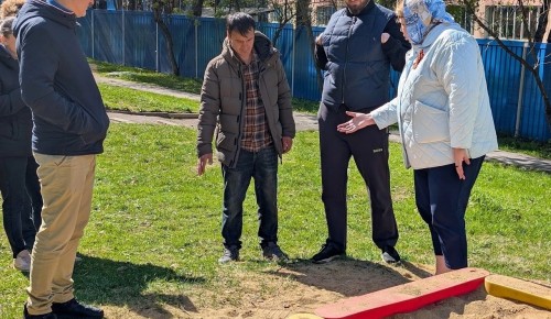 Глава управы Конькова осмотрела территорию второго участка района