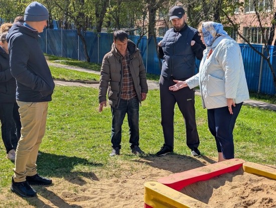 Глава управы Конькова осмотрела территорию второго участка района