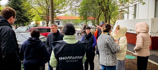 Глава управы Теплого Стана обсудил с жителями вопросы благоустройства