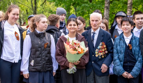 Победа в каждом дворе: оркестр и кадеты поздравили ветеранов с 9 Мая