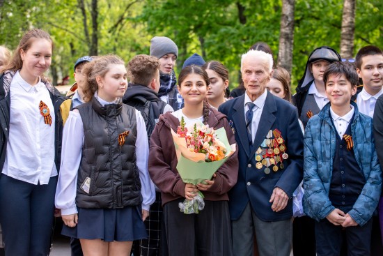 Победа в каждом дворе: оркестр и кадеты поздравили ветеранов с 9 Мая