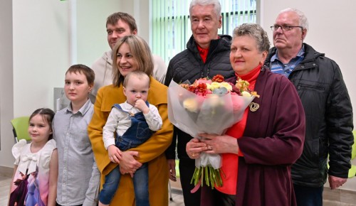 Сергей Собянин пообщался с новоселами дома, построенного по реновации