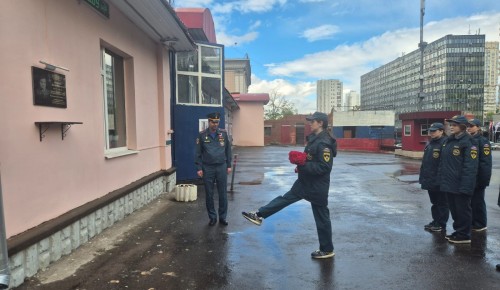 На территории Управления по ЮЗАО ГУ МЧС России по г. Москве состоялось мероприятие, посвященное открытию памятной доски Дмитрию Кокореву