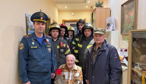 Огнеборцы ЮЗАО поздравили ветеранов