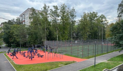 В Ломоносовском районе территория около дома на ул. Марии Ульяновой преобразилась благодаря «Городу идей»