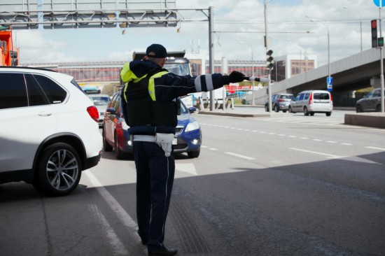 Сотрудники Госавтоинспекции юго-запада столицы продолжают обеспечивать охрану общественного порядка на улицах округа