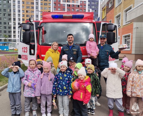 Состоялась выездная экскурсия для малышей от МЧС