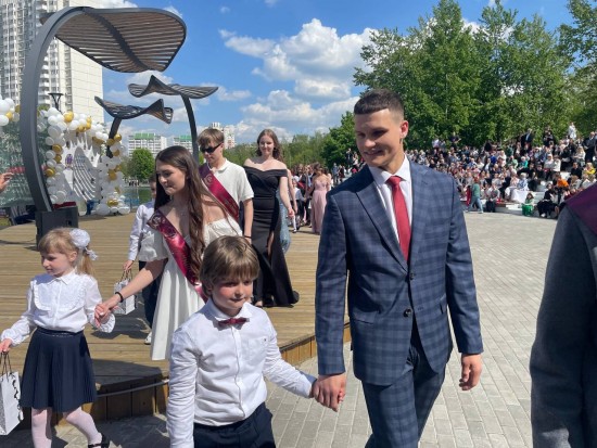 Пора прощаться со школой: последний звонок прозвенел на Коньковских прудах