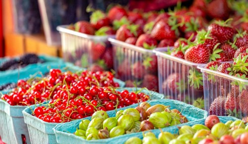 На ул. Профсоюзная заработали две точки продажи сезонных ягод