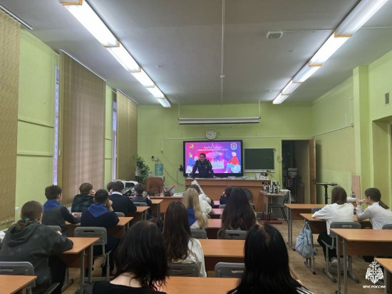 Урок безопасности от пожарных прошел для учеников школы №1212