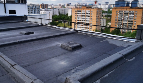 В жилом доме на Симферопольском бульваре отремонтировали кровлю