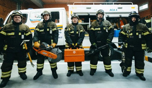 Спасатели ГБУ «Автомобильные дороги» у метро «Ясенево» круглосуточно помогают пострадавшим в ДТП