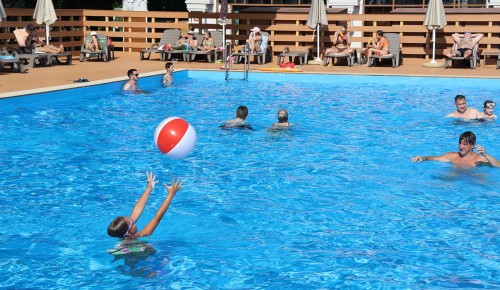 В Теплом Стане открылся летний бассейн