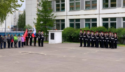 В школе №2114 организовали парад «Салют, Победа!»