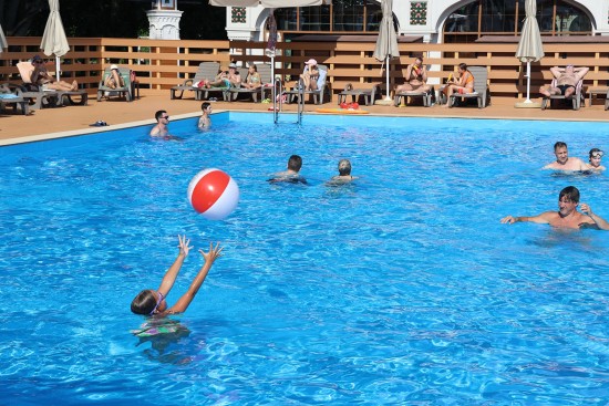 В Теплом Стане открылся летний бассейн