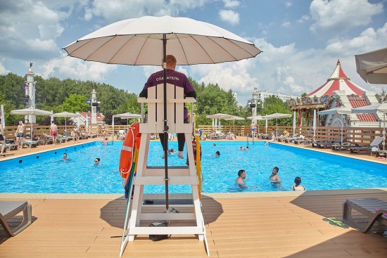 Спасаясь от жары: открытые бассейны начинают работу в Москве