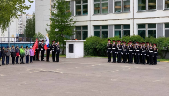 В школе №2114 организовали парад «Салют, Победа!»