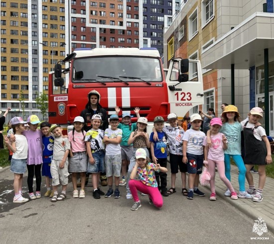 Праздник для малышей в "Улыбке" организовали бойцы 123 пожарно-спасательной части
