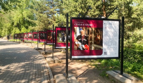 В усадьбе Воронцово открылась новая фотовыставка «Семья в храме»