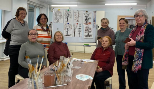 Профессиональная художница обучает искусству «долголетов» в ЦМД «Зюзино»