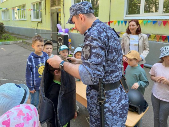 Московские росгвардейцы стали участниками «Праздника лета» в детском саду №1507