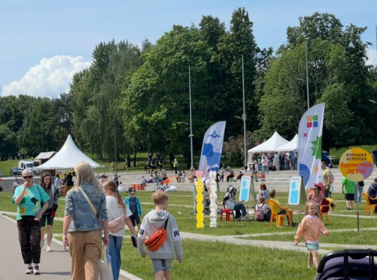 Полицейские УВД по ЮЗАО и Общественный совет при Управлении приняли участие в праздничном концерте ко Дню защиты детей